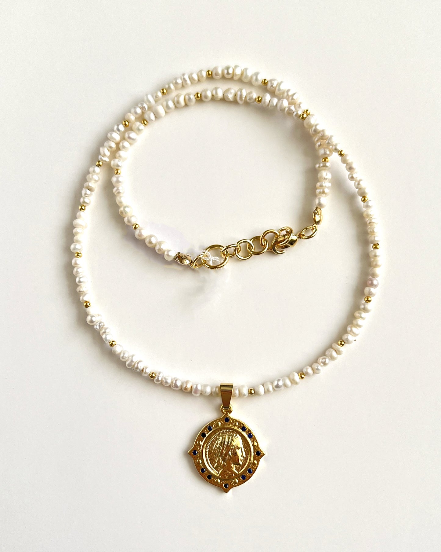 COLLAR SMALLPEARLS GOLDYMEDAL
