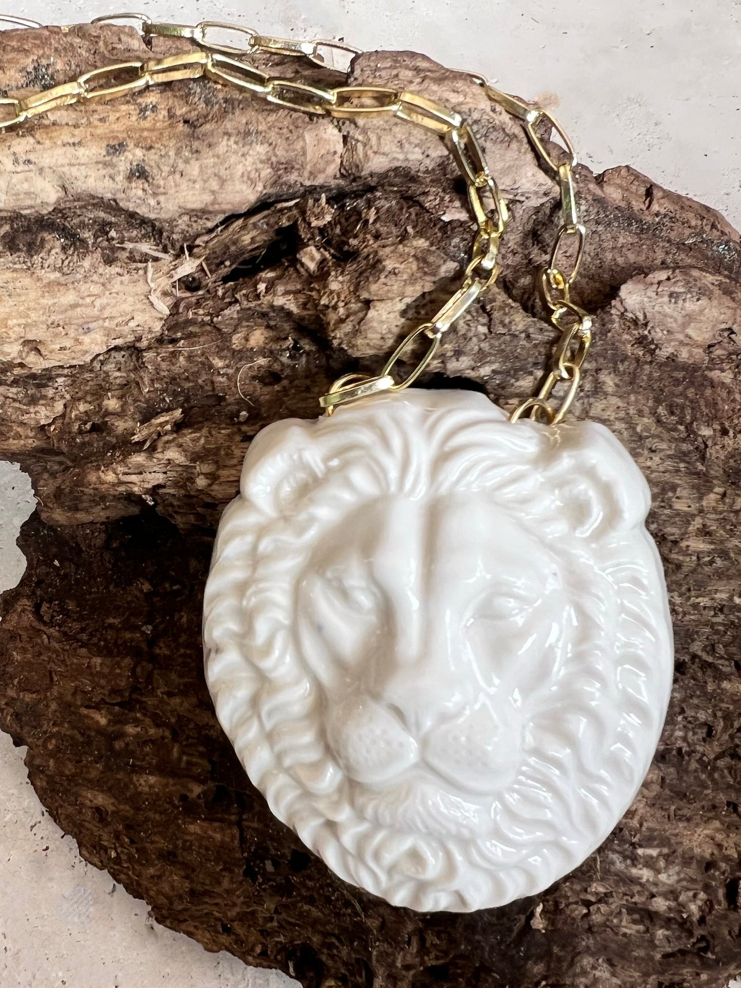 COLLAR PORCELAIN LION
