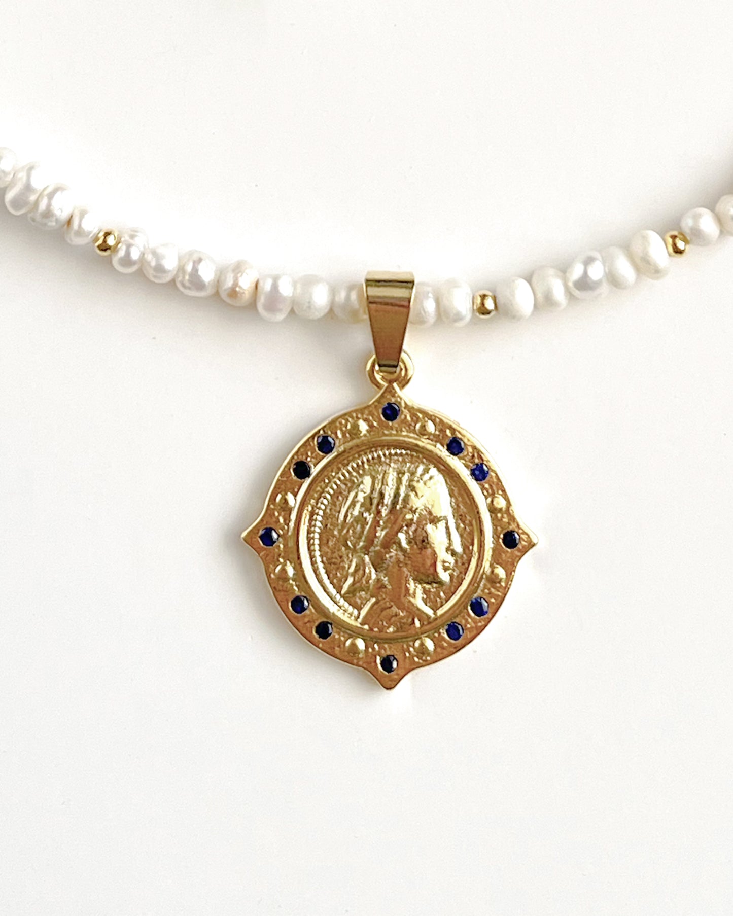 COLLAR SMALLPEARLS GOLDYMEDAL