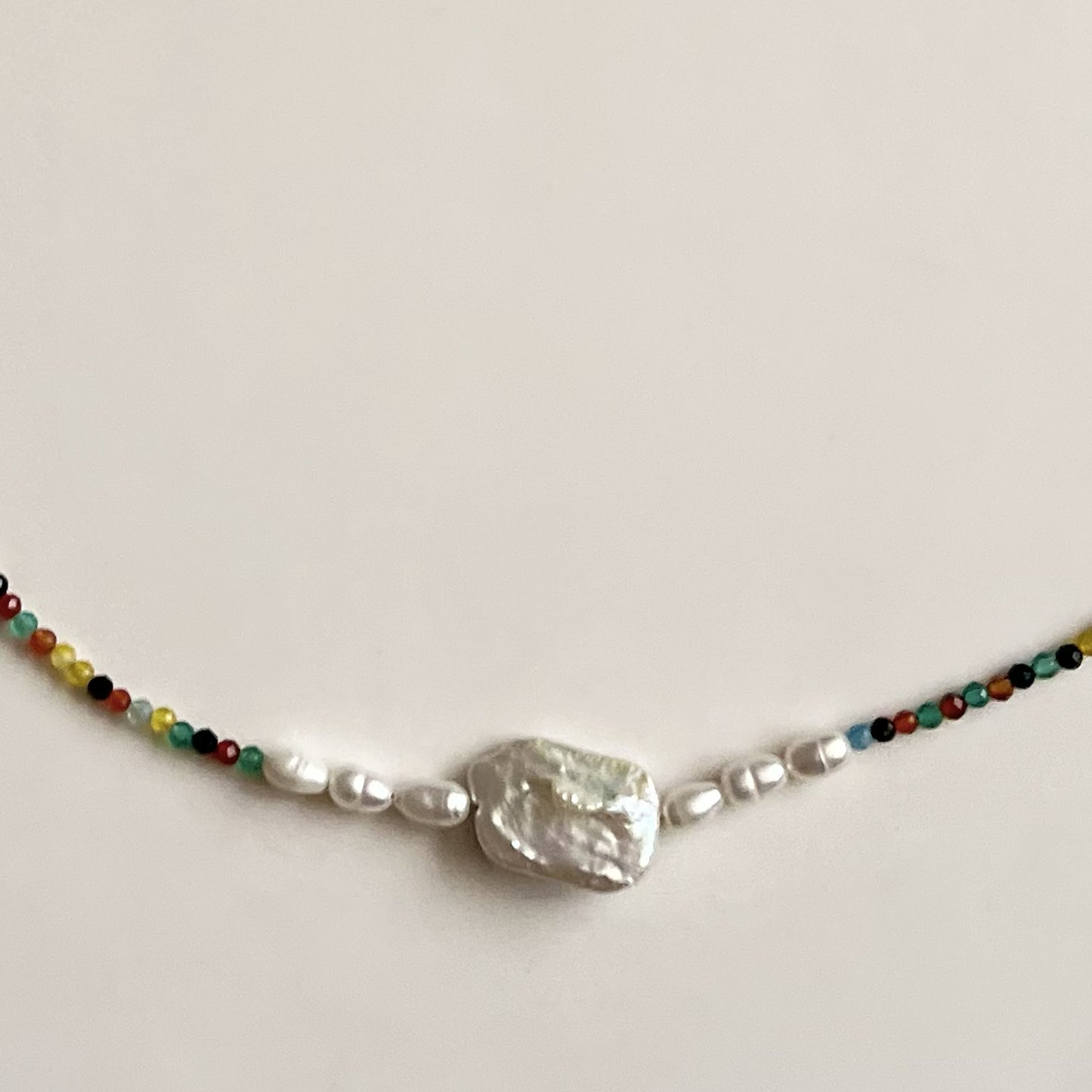 COLLAR MULTICOLOR PERLIES