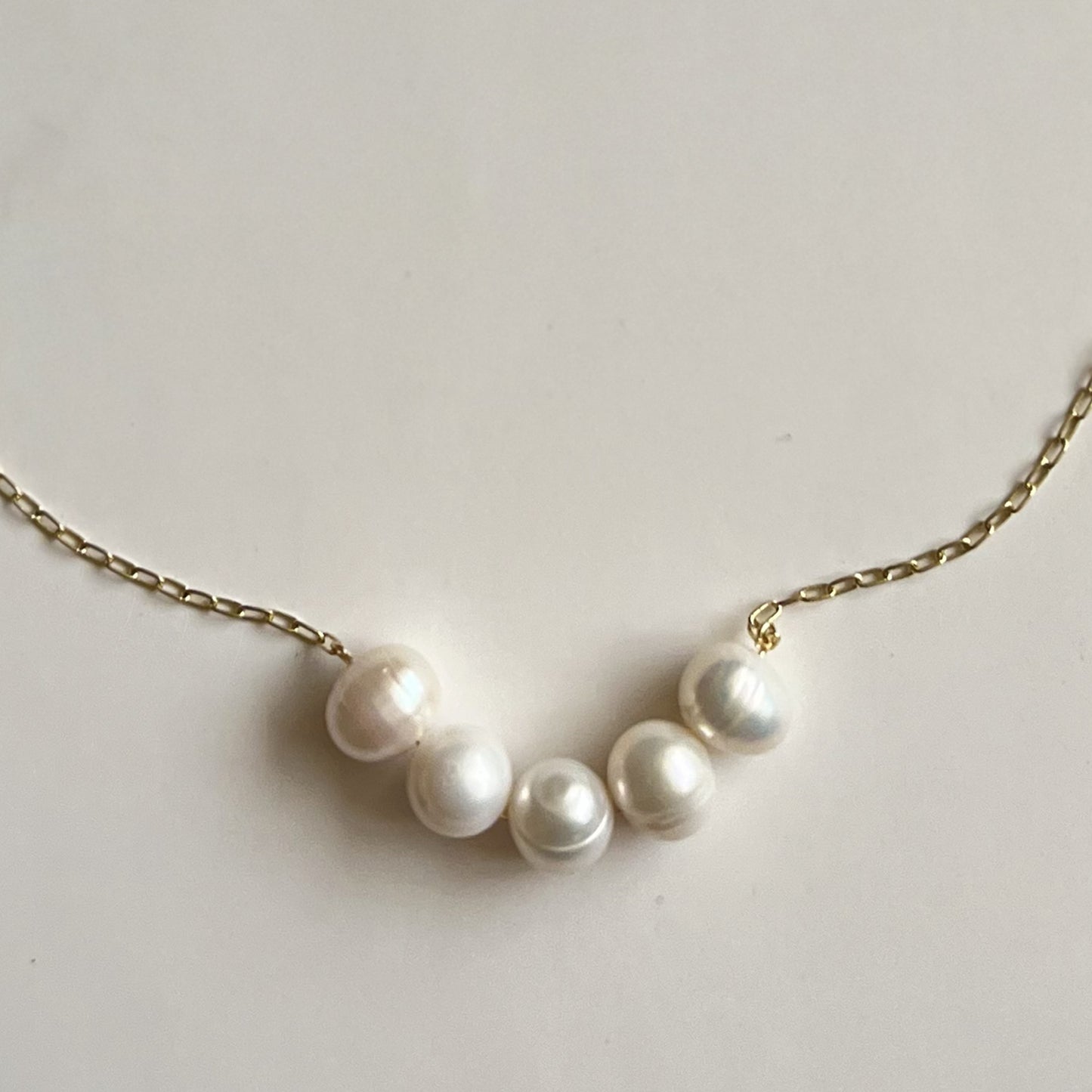 COLLAR FIVEGOLDY PEARLS